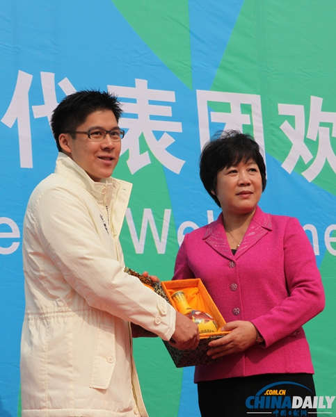 第6屆東亞運(yùn)動(dòng)會(huì)舉行升旗儀式歡迎各代表團(tuán)