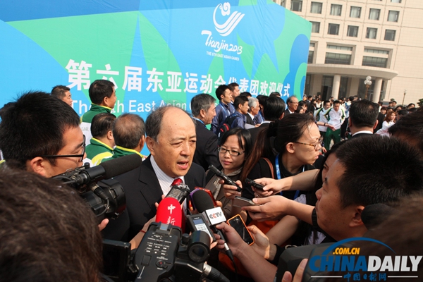 第6屆東亞運(yùn)動(dòng)會(huì)舉行升旗儀式歡迎各代表團(tuán)