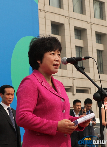 第6屆東亞運(yùn)動(dòng)會(huì)舉行升旗儀式歡迎各代表團(tuán)