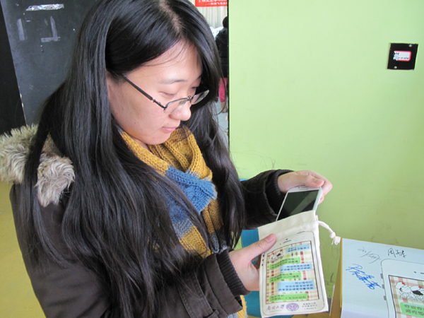 南開學子不做“低頭族”：手機，快到袋子里來！