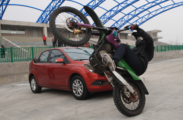 奪寶“騎”兵——濱海航母飛車特技緊張排練中