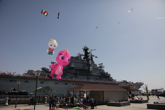 游客飽覽航母風箏盛宴