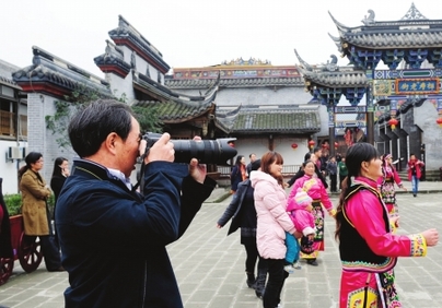 一天走完災(zāi)區(qū)三年重建之路:“一日越三年!”