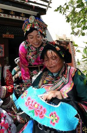 四川理縣：震后羌繡保護見成效