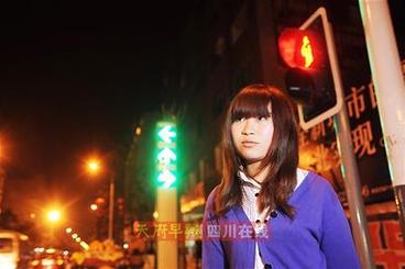 “手電筒女孩”退學打工