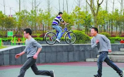 汶川地震三周年現(xiàn)場(chǎng)回訪(fǎng):援建者與當(dāng)?shù)厝顺捎H人