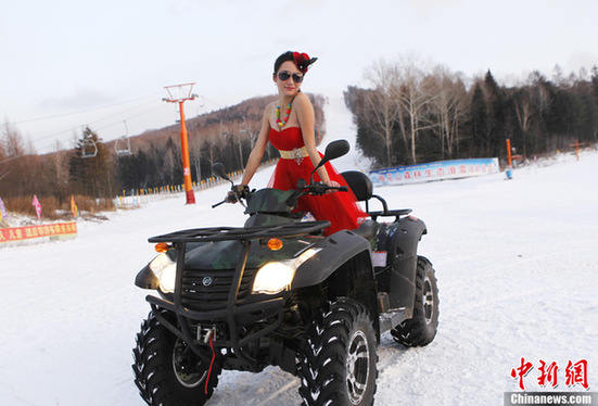 黑龍江滑雪場現(xiàn)風雪紅裙