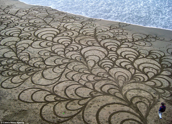 藝術家海灘創作巨幅畫作