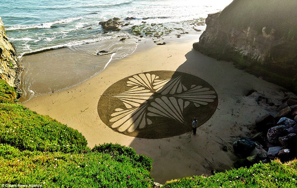 藝術家海灘創作巨幅畫作