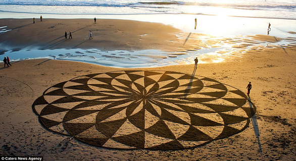 藝術家海灘創作巨幅畫作