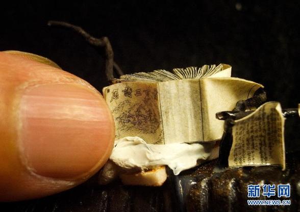 在大米粒上創作 微縮藝術沒有最小只有更小