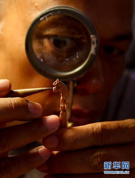 在大米粒上創作 微縮藝術沒有最小只有更小