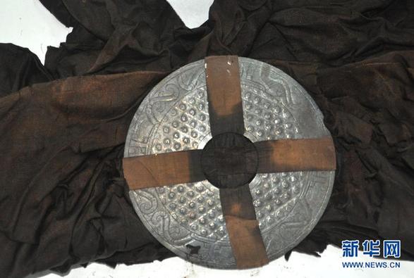 定陶漢墓驚現神秘“包裹”　內有玉璧和絲質長袍