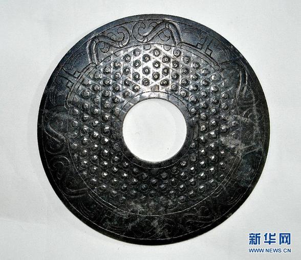 定陶漢墓驚現(xiàn)神秘“包裹” 內(nèi)有玉璧和絲質(zhì)長袍