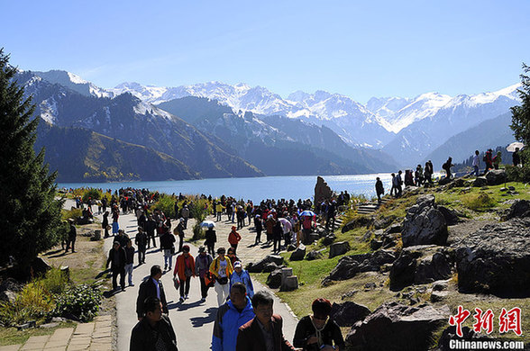 雪后的新疆天山天池“景色醉人”