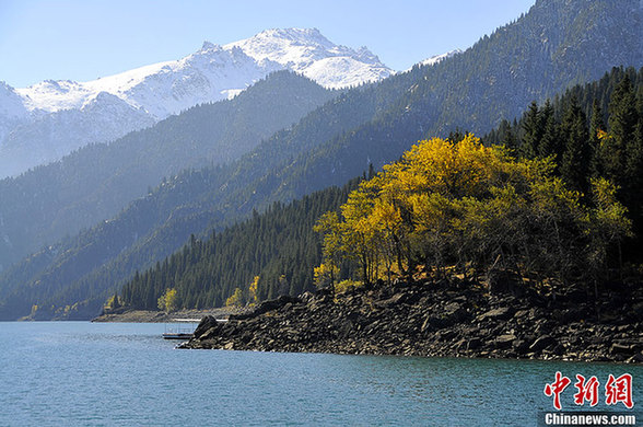雪后的新疆天山天池“景色醉人”