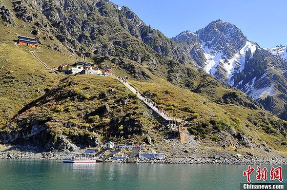 雪后的新疆天山天池“景色醉人”