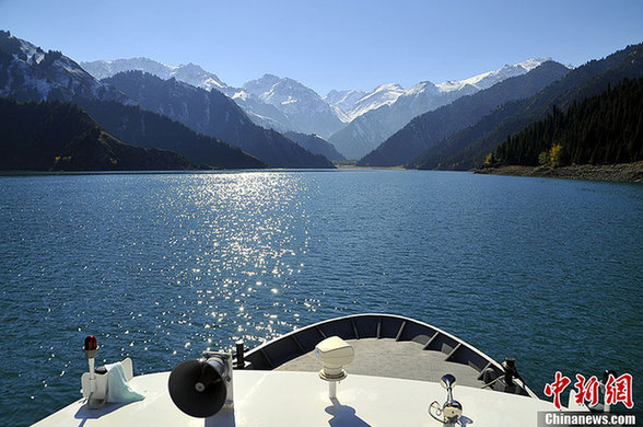 雪后的新疆天山天池“景色醉人”
