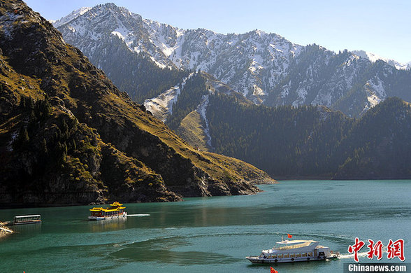雪后的新疆天山天池“景色醉人”