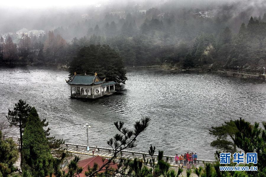 江西廬山云霧繚繞 宛若仙境