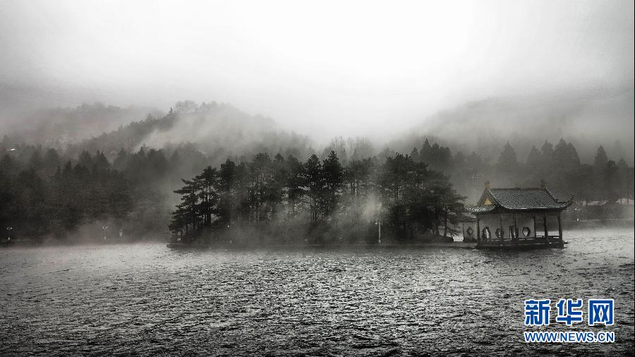 江西廬山云霧繚繞 宛若仙境