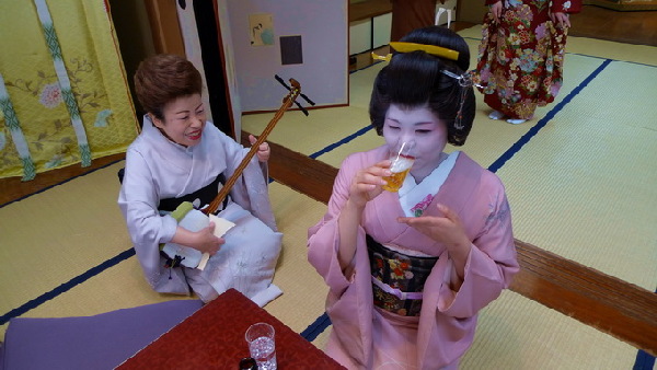 日本京都“花街”藝妓新年開(kāi)門(mén)接客