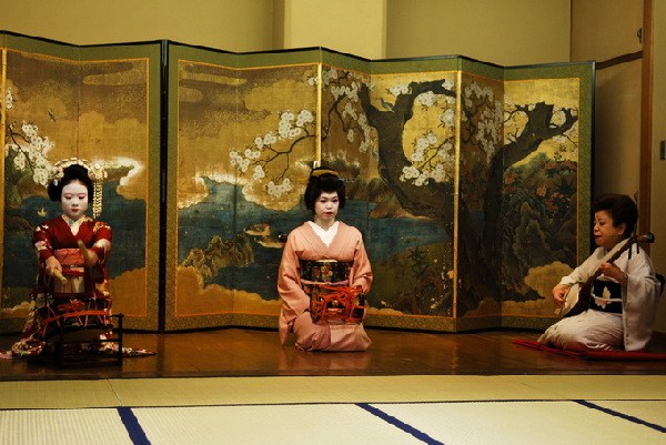 日本京都“花街”藝妓新年開門接客