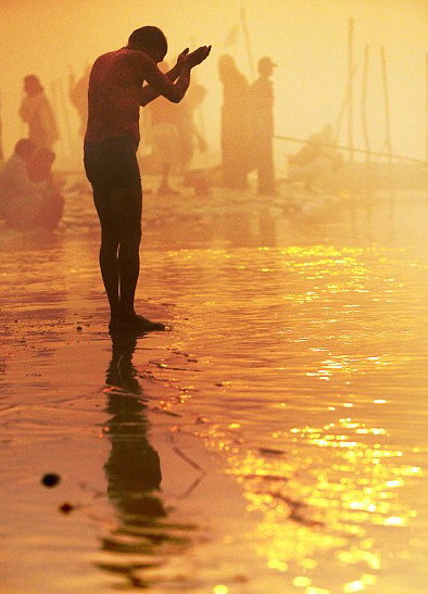 印度千萬朝圣者恒河“裸浴” 共慶大壺節