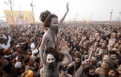 印度千萬朝圣者恒河“裸浴” 共慶大壺節(jié)