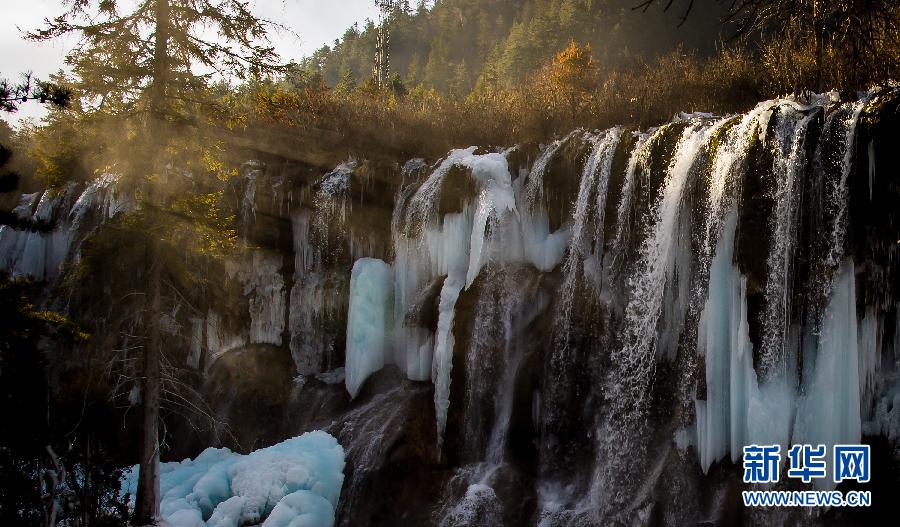 冰雪九寨溝如“童話世界” 散發迷人冬韻