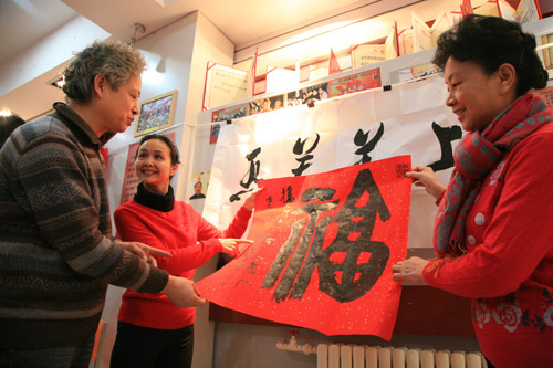 迎新春送春聯(lián)關(guān)愛老干部書畫聯(lián)誼筆會舉行