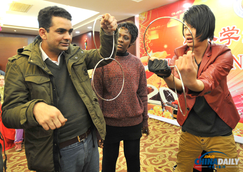 南京：外國留學生體驗歡慶中國年