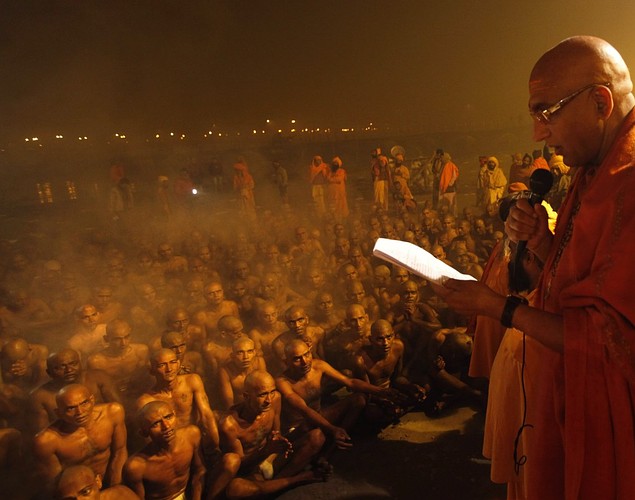 印度教苦行僧虔誠朝拜救贖靈魂