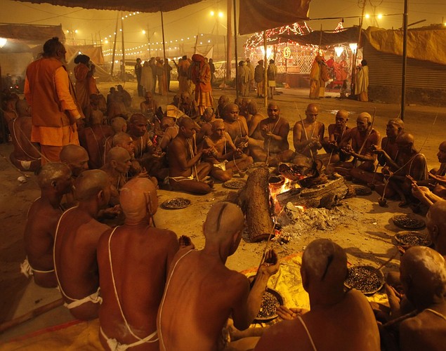 印度教苦行僧虔誠朝拜救贖靈魂