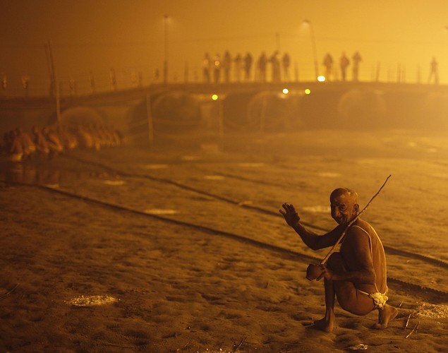 印度教苦行僧虔誠朝拜救贖靈魂