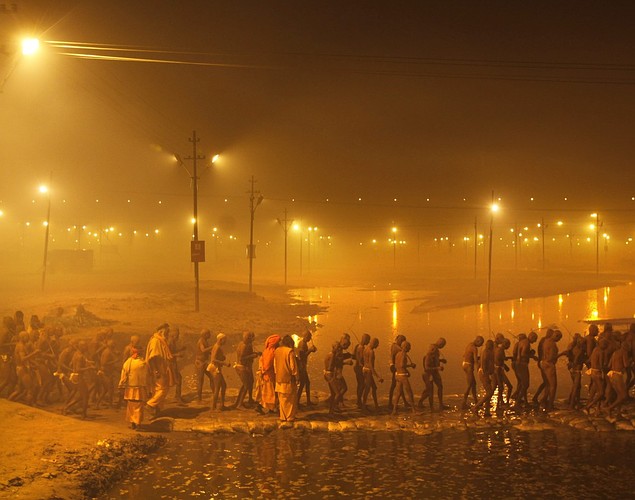 印度教苦行僧虔誠朝拜救贖靈魂