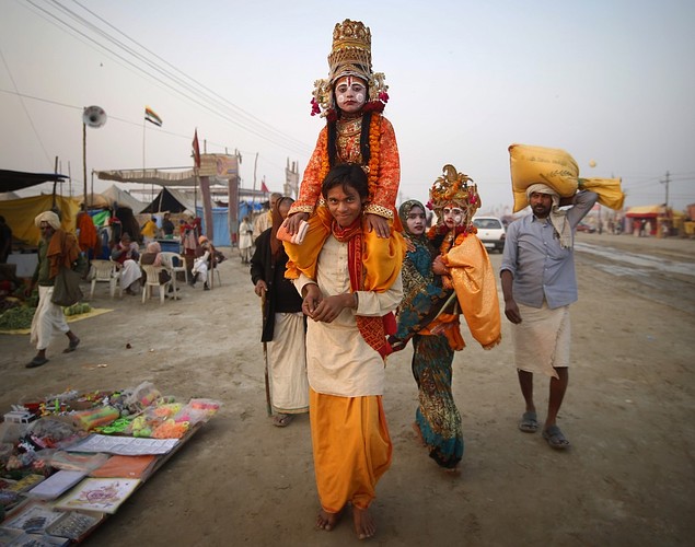 印度教苦行僧虔誠朝拜救贖靈魂