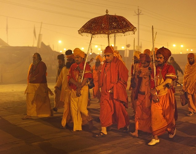 印度教苦行僧虔誠朝拜救贖靈魂