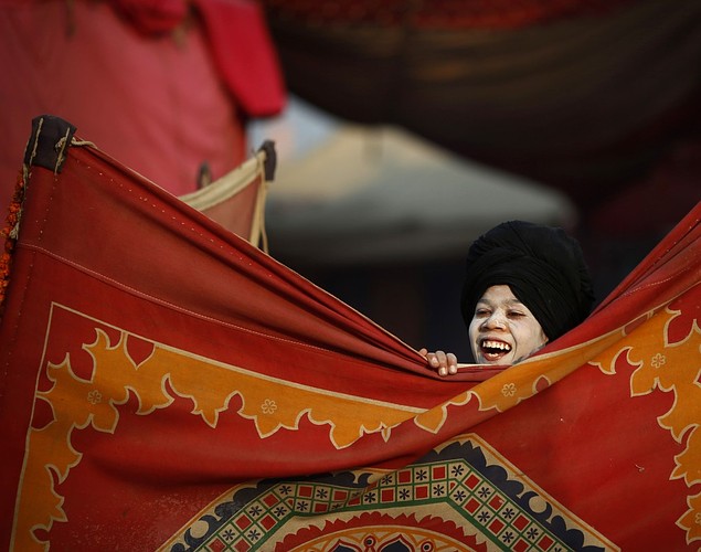 印度教苦行僧虔誠(chéng)朝拜救贖靈魂