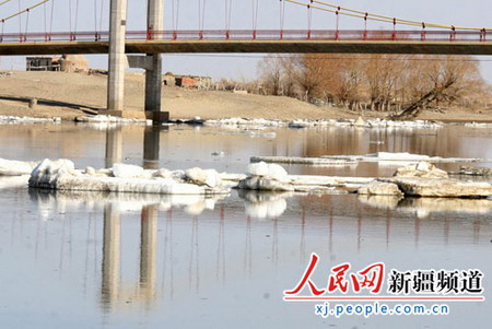 額爾齊斯河解凍開河現(xiàn)冰凌奇觀