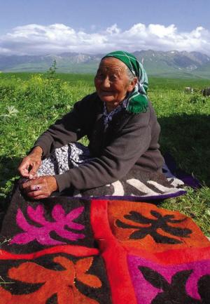 天生的藝術(shù)家 哈薩克花氈點(diǎn)綴彩色大地