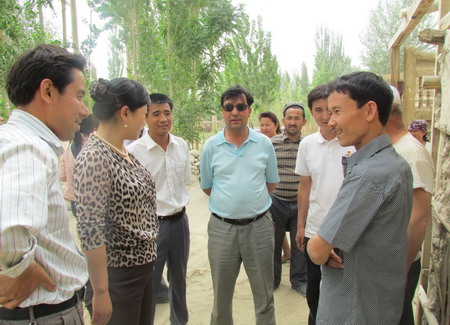 團新疆和田地委慰問和田縣塔瓦庫勒鄉