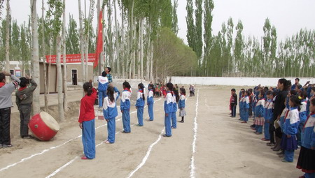 塔瓦庫(kù)勒鄉(xiāng)小學(xué)唱響團(tuán)結(jié)頌