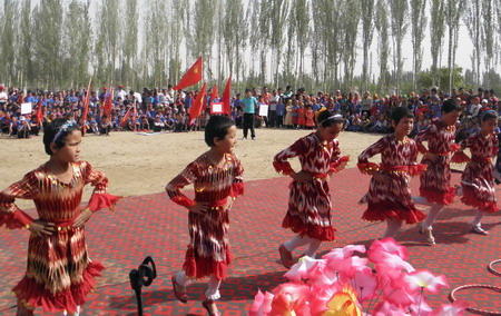 塔瓦庫(kù)勒鄉(xiāng)小學(xué)唱響團(tuán)結(jié)頌