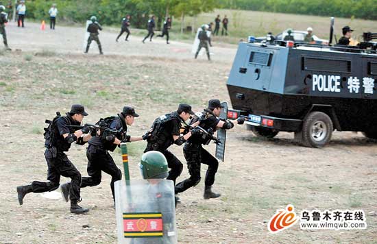 烏市警方舉行大規(guī)模處突實(shí)戰(zhàn)演練
