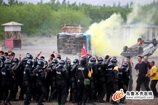 烏市警方舉行大規(guī)模處突實(shí)戰(zhàn)演練