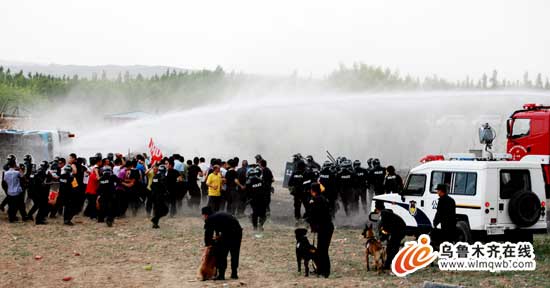 烏市警方舉行大規(guī)模處突實(shí)戰(zhàn)演練