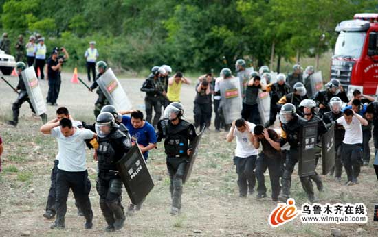 烏市警方舉行大規(guī)模處突實(shí)戰(zhàn)演練