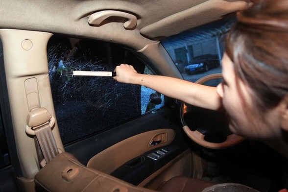 圖解汽車被淹錯(cuò)誤逃生法及最佳破窗方式！