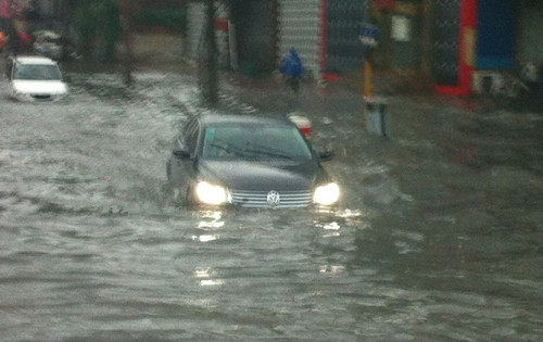 圖解汽車被淹錯(cuò)誤逃生法及最佳破窗方式！